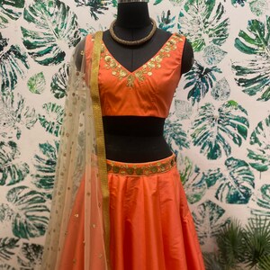 Lehenga Choli de seda naranja: vestido de novia indio bordado a mano
