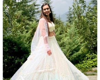 Lehenga de boda color marfil: vestido de novia indio adornado con perlas