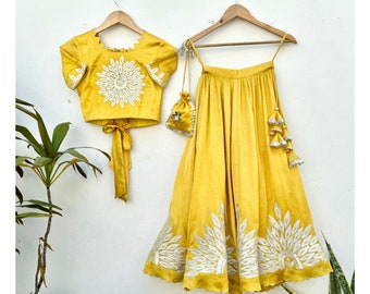 Lengha jaune brodé pour enfants : robe de demoiselle d'honneur indienne