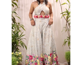 Bloemengeborduurde zijden jumpsuit: Indiase trouwoutfit