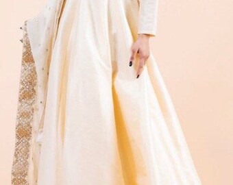 Ivory silk indian wedding lehenga choli with matching embroidered dupatta | Indian bridesmaids dresses