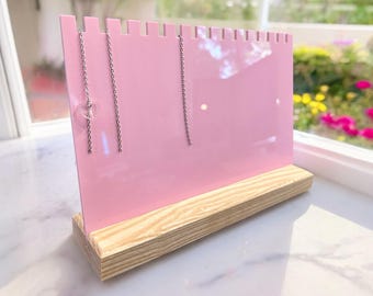 Présentoir à chaîne à bijoux en acrylique avec base en bois de frêne