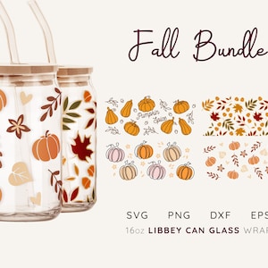 Könnte beinhalten: Ein klares Glas mit Bambusdeckel und Strohhalm, verziert mit herbstlichen Grafiken, darunter Kürbisse und Blätter. Das Bild zeigt auch verschiedene herbstliche Muster und den Text "Fall Bundle". Das Glas ist ein 473ml Libbey Can Glass Wrap.