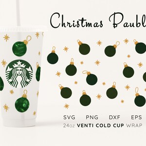Puede incluir: Un envoltorio de vaso frío venti blanco de 24 oz con un patrón de bolas de Navidad verdes y doradas. El texto "Christmas Baubles" está en la parte superior de la imagen. Los tipos de archivo SVG, PNG, DXF y EPS se enumeran debajo del vaso.