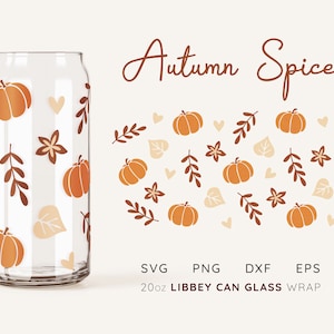 Könnte beinhalten: Ein 20oz Libby Can Glass Wrap mit einem Herbstgewürz-Design. Der Wrap zeigt ein Muster aus Kürbissen, Blättern und Herzen in Orange-, Braun- und Cremetönen.