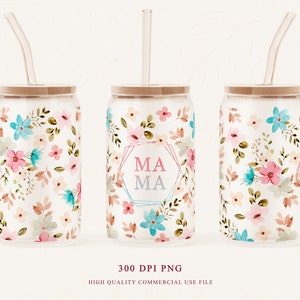 Könnte beinhalten: Drei durchsichtige Glasbecher mit Strohhalmdeckeln und Blumenmustern. Der mittlere Becher hat das Wort "MAMA" in einem geometrischen Rahmen in Rosa und Blau.
