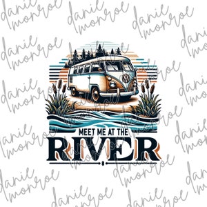 Könnte beinhalten: Grafische Illustration eines klassischen Volkswagen-Busses an einem Fluss. Das Design zeigt einen Sonnenuntergang, Bäume und den Text "MEET ME AT THE RIVER". Die Farbpalette umfasst Orange-, Blau- und Brauntöne.