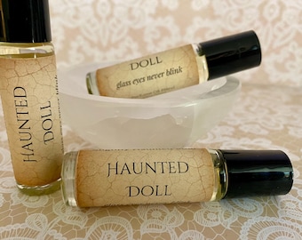 HAUNTED DOLL parfum à rouleau, 10 ml, histoire hantée, poudre de violette, encens, cendre fumée, musc doux, cadeaux uniques, parfum racontant une histoire