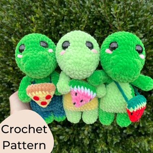 Puede incluir: Tres peluches de tortuga verde hechos a crochet con diferentes accesorios. La primera tortuga sostiene una rebanada de pizza, la segunda sostiene una rebanada de sandía y la tercera lleva una pequeña bolsa con forma de fresa.