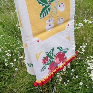 Kitchen Towel with Retro Fruit Motif, Tea Towel, Housewarming Gift, Teacher Gift, Hand Crocheted Retro Mums for Kitchen Decor
