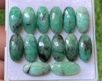 Veel ovale plakjes smaragd, roosgeslepen edelstenen (7 x 15 mm)