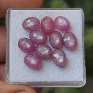 Peut inclure: Ensemble de trois tasses en céramique avec une finition mate et mouchetée. Les tasses sont de couleur crème, gris clair et gris foncé. Chaque tasse a un design simple et moderne avec une anse arrondie.