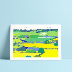 Puede incluir: Una pintura de paisaje colorida que representa una colina verde ondulada con una figura de caballo de tiza blanca. En primer plano, un campo de flores amarillas con árboles y arbustos verdes.