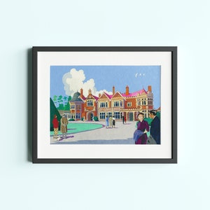 Op de afbeelding: Een vintage illustratie van een groot rood bakstenen landhuis met een roze dak. Het landhuis heeft veel ramen en een groot gazon met mensen die erop lopen. De lucht is blauw met witte wolken.