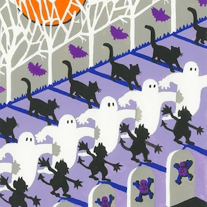 Op de afbeelding: Een Halloween-illustratie met een stoet van geesten, duivels en zwarte katten die over een paars landschap lopen met een fel oranje maan op de achtergrond. De figuren lopen over blauwe en witte grafstenen met paarse schedels en gekruiste botten.