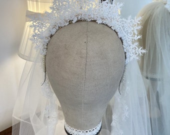Schöne Boho-Spitze und Saatperlen Blumenkrone Tiara.