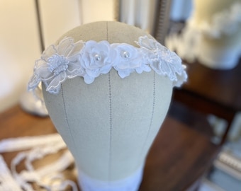 Wunderschöne handgefertigte Boho Spitze Braut Blumenkrone