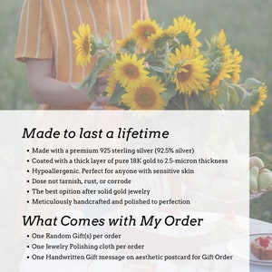 Op de afbeelding: Een tekstuele beschrijving van een zilveren sieraad, met nadruk op de kenmerken en voordelen. De tekst luidt "Made to last a lifetime" en somt het volgende op: "Gemaakt van premium 925 sterling zilver (92,5% zilver)", "Bedekt met een dikke laag puur 18 karaats goud met een dikte van 2,5 micron", "Hypoallergeen. Perfect voor iedereen met een gevoelige huid", "Vlekt niet, roest niet en corrodeert niet", "De beste optie na massief gouden sieraden", "Met zorg handgemaakt en gepolijst". De tekst luidt ook "What Comes with My Order" en somt het volgende op: "Een willekeurig cadeau per bestelling", "Een poetsdoek voor sieraden per bestelling", "Een handgeschreven cadeau-bericht op een esthetische ansichtkaart voor de cadeau-bestelling".