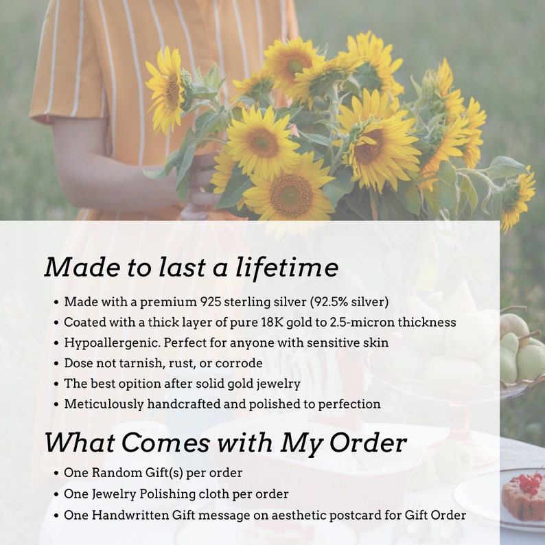 Op de afbeelding: Een tekstuele beschrijving van een zilveren sieraad, met nadruk op de kenmerken en voordelen. De tekst luidt "Made to last a lifetime" en somt het volgende op: "Gemaakt van premium 925 sterling zilver (92,5% zilver)", "Bedekt met een dikke laag puur 18 karaats goud met een dikte van 2,5 micron", "Hypoallergeen. Perfect voor iedereen met een gevoelige huid", "Vlekt niet, roest niet en corrodeert niet", "De beste optie na massief gouden sieraden", "Met zorg handgemaakt en gepolijst". De tekst luidt ook "What Comes with My Order" en somt het volgende op: "Een willekeurig cadeau per bestelling", "Een poetsdoek voor sieraden per bestelling", "Een handgeschreven cadeau-bericht op een esthetische ansichtkaart voor de cadeau-bestelling".