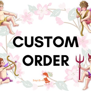 Könnte beinhalten: Illustration für eine individuelle Bestellung mit vier Cherubinen, die jeweils unterschiedliche Attribute tragen. Ein Cherub hält einen Bogen und Pfeil, ein anderer einen Dreizack und die beiden anderen haben Flügel. Die Cherubine sind von rosa Kirschblüten umgeben. Der Text "CUSTOM ORDER" befindet sich in der Mitte des Bildes.