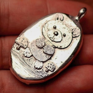 Collar con colgante de oso y hongo de dibujos animados tallado a mano en plata 925, estilo forestal, curativo y apilable.