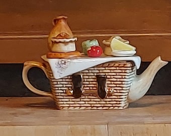 Novelty Teapot 'THE TEA TOASTER' by Teapottery Company, Cream