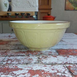 Vintage Original Mason Cash & Co Mixing Bowl. Made in England. 24cms. Good condition. 1950s