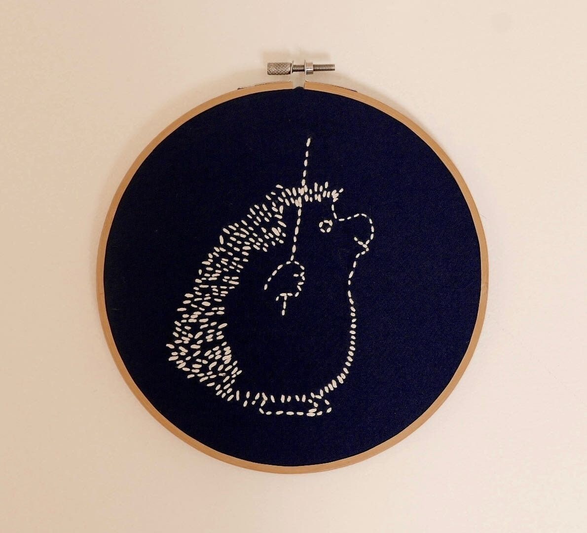 Animaux Brodés Main Pour Décor Chambre d'enfant ou Bébé. Fond Coton Bleu Indigo. Livré Encadré Dans 