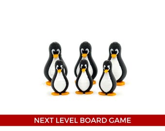 Op de afbeelding: Zes pinguïnbeeldjes in zwart, wit en oranje zijn gerangschikt op een witte achtergrond. De pinguïns variëren in grootte, met de grootste achteraan en de kleinste vooraan. De tekst "NEXT LEVEL BOARD GAME" wordt weergegeven in een rode banner.