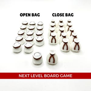 Op de afbeelding: Een verzameling kleine witte zakjes, sommige open en sommige gesloten, op een witte achtergrond. De tekst "OPEN BAG" en "CLOSE BAG" staan boven de zakjes. De tekst "NEXT LEVEL BOARD GAME" staat onderaan.
