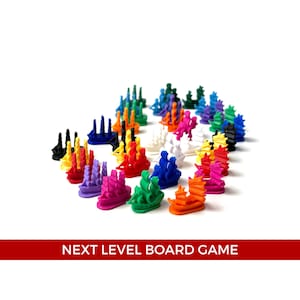 Könnte beinhalten: Eine Ansammlung farbenfroher, miniaturisierter Schiffsspielsteine in verschiedenen Farben, darunter Rot, Blau, Grün und Gelb, in kreisförmiger Anordnung. Der Text "NEXT LEVEL BOARD GAME" ist unten zu sehen.