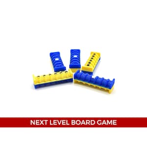 Może przedstawiać: Cztery niebieskie i żółte pionki z białymi kropkami. Pionki są ułożone w luźny stos na białym tle.  NEXT LEVEL BOARD GAME.