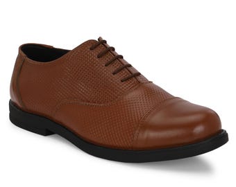 Zapato Oxford de piel auténtica hecho a mano en color negro tostado.