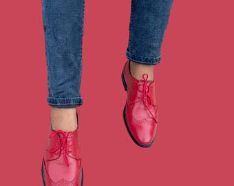 Un zapato ligero y forro de piel auténtica y suave con un diseño totalmente hecho a mano para hombre.