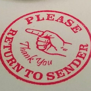 Rubberstempel RETOUR NAAR AFZENDER gemonteerd op een houten frame, afdrukformaat ca. 30 mm diameter