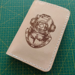Tarjetero / billetera plegable de cuero genuino cosido a mano hecho a mano con temática de buceo / caza de ciervos