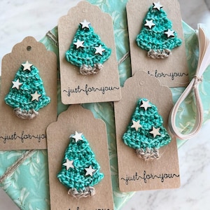 Gehäkelte Weihnachtsbaum Geschenkanhänger, Set mit 5 Stück, Handgemachte gehäkelte Geschenkanhänger, anpassbare Karte
