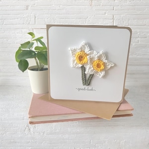 Biglietto d'auguri speciale con narciso all'uncinetto, biglietto unico cucito a mano