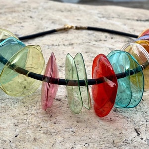 Halskette aus recyceltem Kunststoff