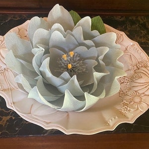 Fiore di carta crespa grande.