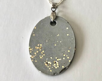 Ovale Halskette aus Beton mit silbernem Glitzer/handgemachter Schmuck/Minimalismus/Geschenk für sie/Betonanhänger/moderner Schmuck