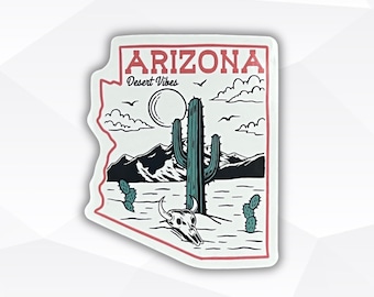 Puede incluir: Una pegatina con un contorno estilizado del estado de Arizona con un borde rojo. La pegatina tiene un cactus, una calavera y el texto "Arizona Desert Vibes".