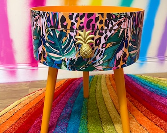 Tavolino Neon Orange, stampa leopardata tropicale e arancione, stampa animale e floreale. Tavolo rotondo a tre gambe, con cassetto incorporato