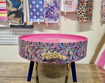 Ronde salontafel, ditsy bloemen, veelkleurig roze, blauw en groen bloemdessin. Ronde tafel, verwijderbaar blad voor opberging. Bijzettafel lounge