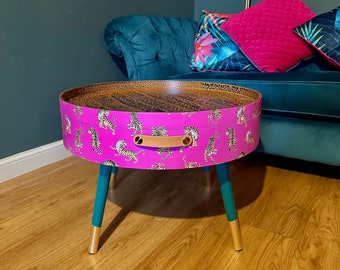 Ronde salontafel roze tijger, ontwerp smaragd en goud, magenta lift-off top, grote loungetafel, ideaal voor woonkamer
