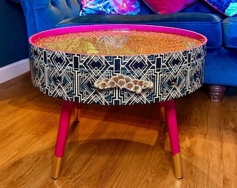 Ronde salontafel, art-deco luipaardluipaardontwerp. Felroze en gouden glitter. Ronde tafel, verwijderbaar blad voor opberging. Bijzettafel lounge