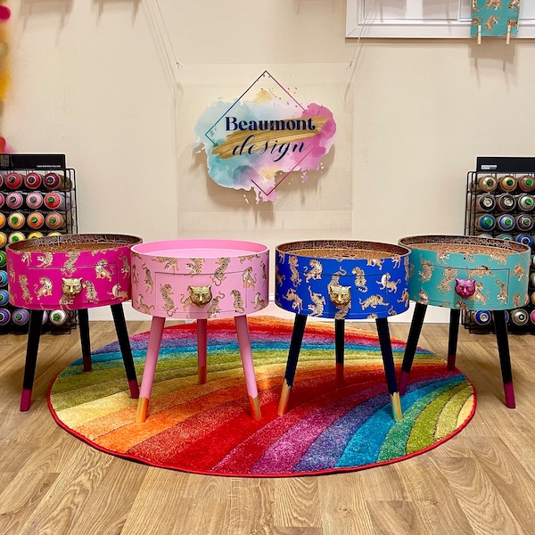 Runder Beistelltisch aus Holz mit Schublade. Tigermuster in 6 Farben, pink, marine, mint, lila, türkis. Idealer Couchtisch oder Nachttisch