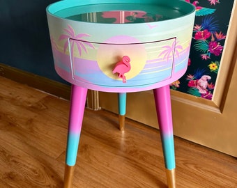 Table d'appoint rose Malibu, tons menthe et rose, coucher de soleil, flamant rose, table de chevet Palm Springs, détail poupée, jambes plus grandes