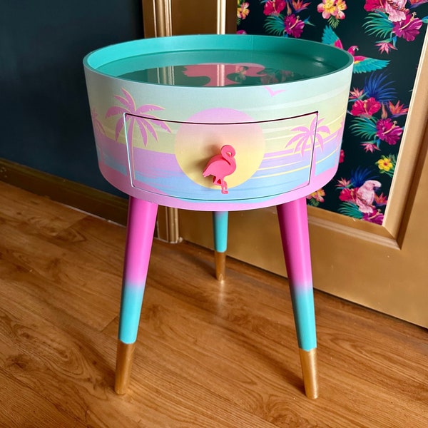 Roze Malibu-bijzettafel, mint en roze ombre, zonsondergang, flamingo, Palm Springs-nachtkastje, poppendetail, hogere benen