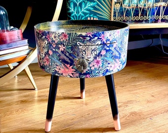 Comodino rotondo giallo e nero, leopardo blu e blu scuro e disegno floreale. Tavolino in legno ghepardo con cassetto. Comodino ideale